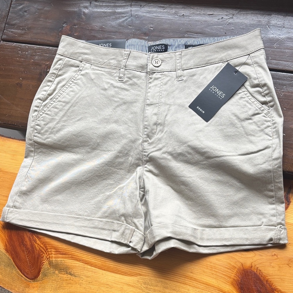 Jones New York Women’s Beige Flat Front Shorts